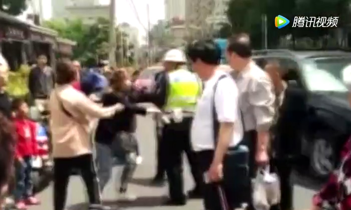 หญิงจีนถีบรถ ทำร้ายตำรวจ หลังถูกเรียกตรวจเพราะขี่จยย.ผิดกฎจราจร