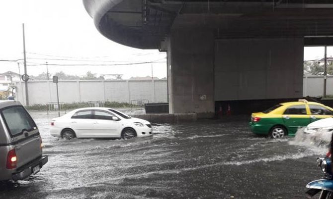 ฝนถล่มหนักกรุงเทพฯ มีน้ำท่วมขังบนถนนหลายสาย