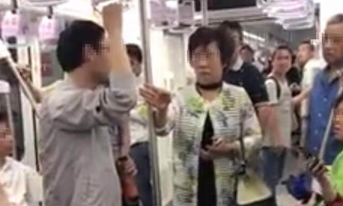 คุณป้าสุดทน! ด่าชายถ่มน้ำลายบนรถไฟใต้ดิน “นี่ไม่ใช่บ้านคุณ”