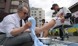 วันครูเกาหลีใต้สุดซาบซึ้ง คุณครูล้างเช็ดเท้าให้ลูกศิษย์