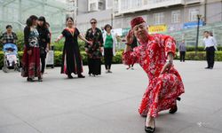 ลุงจีนใส่เสื้อลายดอก-ส้นสูงสอนเต้นรำ คนแห่เป็นศิษย์กว่า 800 คน