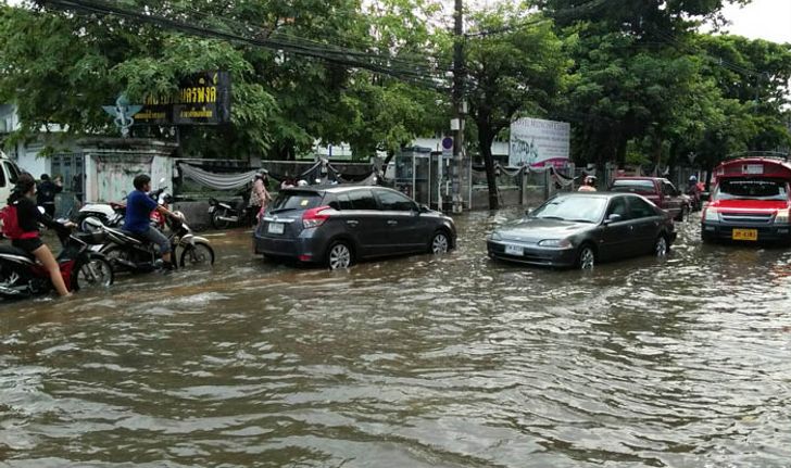 ฝนถล่มกว่า 1 ชม. ตัวเมืองเชียงใหม่เกิดน้ำท่วมขัง