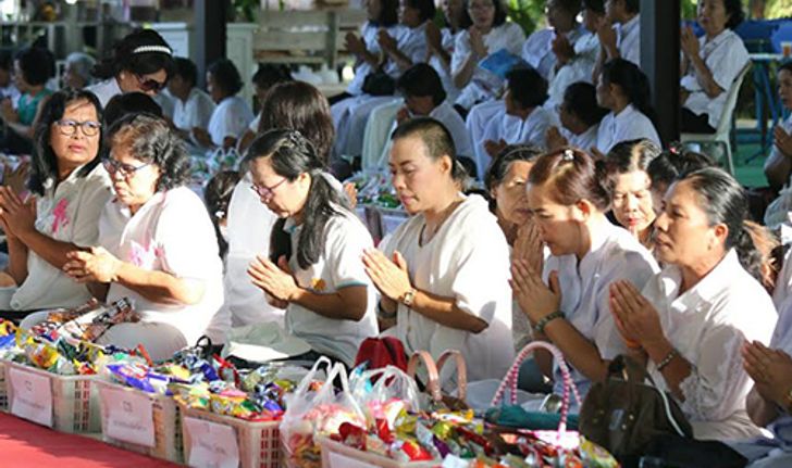 ศิษย์วัดพระธรรมกายตักบาตรมอบทุนครู4จ.ใต้