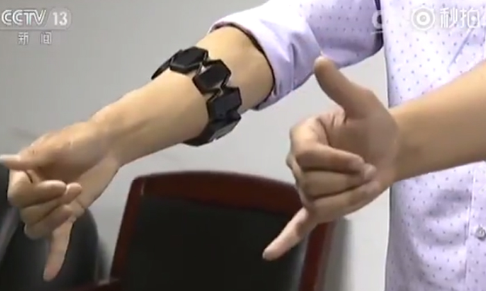 สุดยอด! นักศึกษาจีนคิดค้น “สายรัดแขนแปลภาษามือ”