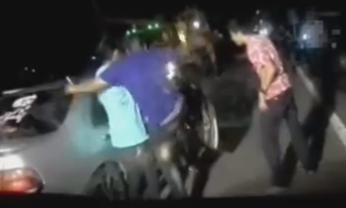 แชร์ว่อน! คลิปกระบะรุมทำร้ายหนุ่มขับเก๋งสาหัส