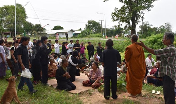ชาวกัมพูชาร่วมสวดถอนวิญญาณ ส่งผีตายโหงที่สี่แยกกินคน