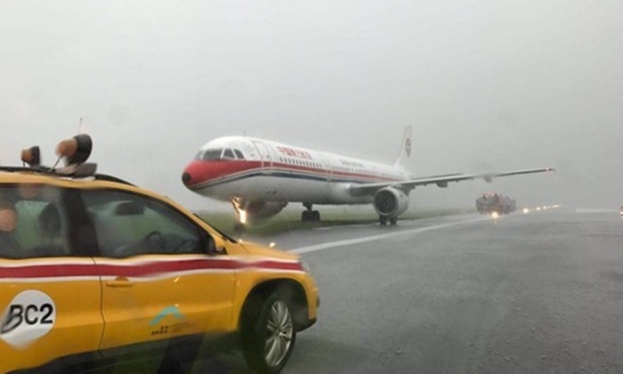 เครื่องบินจีนไถลออกนอกรันเวย์ ขณะลงจอดที่สนามบินฮ่องกง