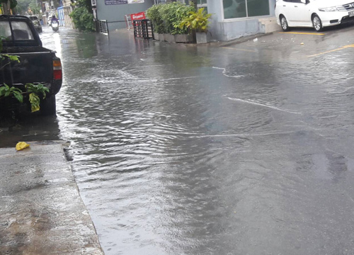 รัชดา36 ซอยเสือใหญ่ น้ำท่วมหลังฝนถล่ม