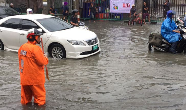 น้ำท่วมถนนพหลโยธินสูง 10-30 ซม. รถแน่น