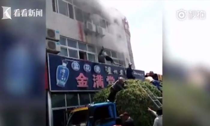 โดดระนาว! รถขนผักถอยช่วยคน เหตุไฟไหม้ภัตตาคารในจีน