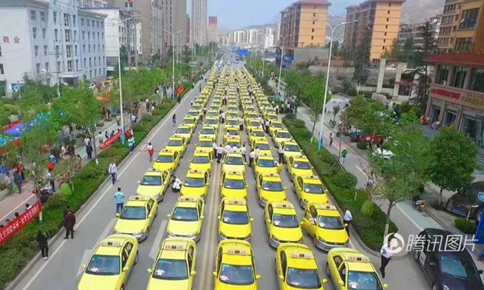 แน่นขนัด! แท็กซี่-บัสจีนเกือบ 700 คัน รวมตัวขับส่งนร.สอบเอ็นทรานส์ฟรี