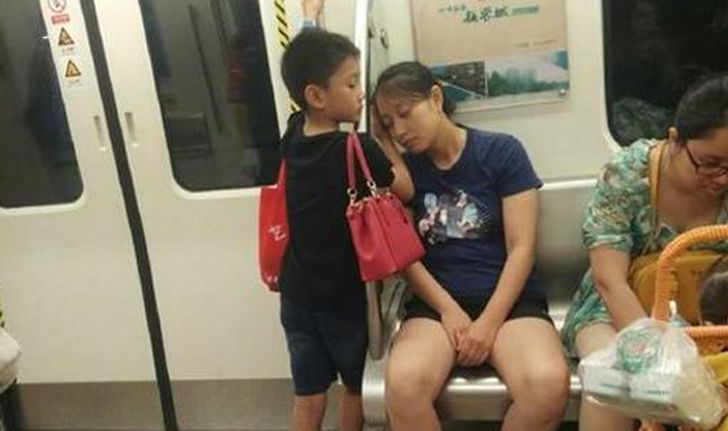 ลูกผู้ชายตัวจริง! เด็กชายจีนอดทนยืน สละที่นั่งให้แม่งีบหลับ