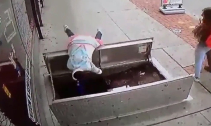 ภาพสุดสะพรึง หญิงก้มดูโทรศัพท์ รู้ตัวอีกทีล้มร่วงลงหลุม