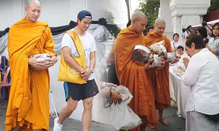 พระเกรท วรินทร ออกบิณฑบาตวันแรก น้องชายตามเป็นเด็กวัด