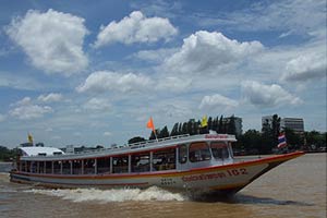 30ชีวิตระทึกเรือด่วนเจ้าพระยาชนกอสวะทะลุน้ำพุ่งล่ม