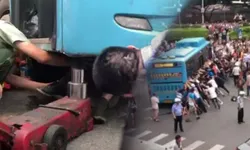 ชายชราจีนถูกรถเมล์ชน-ติดใต้ท้องรถ มวลชนเห็นแห่ยกรถช่วย