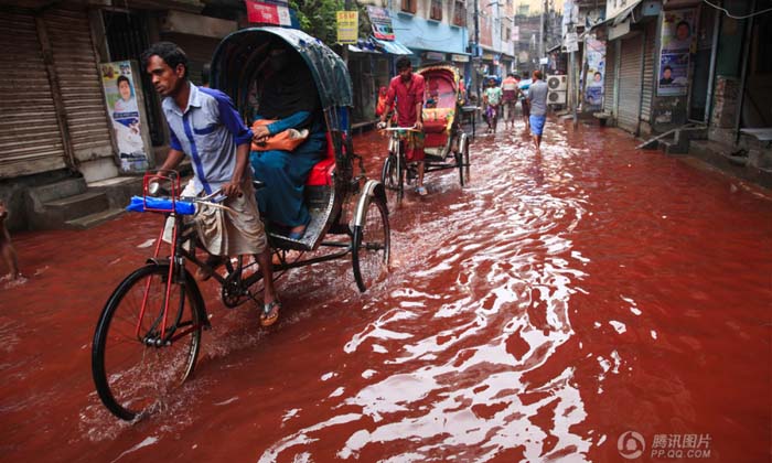 สุดสะพรึง! น้ำท่วมสีเลือดกลางเมืองหลวงบังคลาเทศ