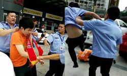เทศกิจจีนรุมทำร้ายนักเรียนทำงานพิเศษ เตะล้มฟุบกระทืบซ้ำ