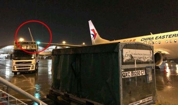 ระทึกเบาๆ รถขนส่งเสบียงชนปีกเครื่องบินที่สนามบินฮ่องกง