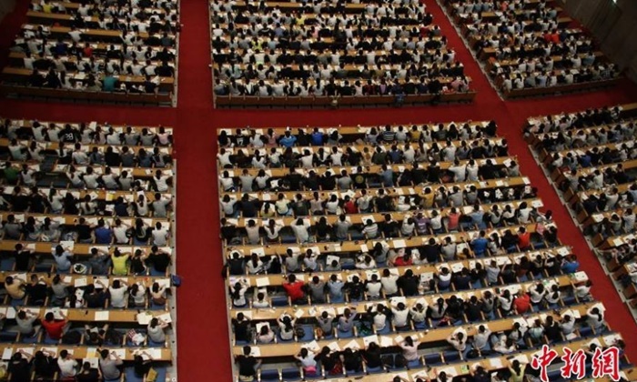 แน่น! นักศึกษาจีนเตรียมสอบป.โท นั่งเรียนด้วยกัน 2,000 คน