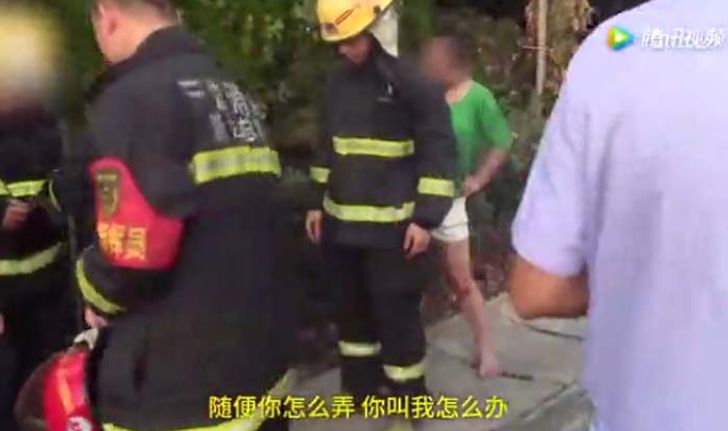 หญิงจีนทำมือถือร่วงช่องท่อระบายน้ำ แจ้งไฟไหม้หลอกดับเพลิงมากว่า 20 คน