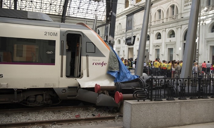 รถไฟไม่หยุด พุ่งชนทะลุสถานี เจ็บระนาวที่บาร์เซโลนา