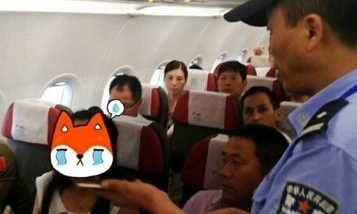 แฉกลางลำบนเครื่องบิน หญิงจีนซื้อกระเป๋าตังค์ไม่ยอมจ่ายเงิน