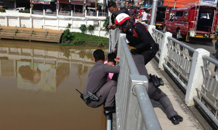 ชื่นชมตำรวจฮีโร่! เกลี้ยกล่อมหนุ่มคิดสั้น ปีนช่วยไม่ให้โดดน้ำตาย