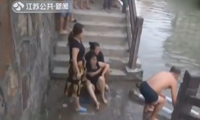 สุดสลด! ครอบครัวจีน 7 ชีวิตขับรถเที่ยว เกิดร่วงน้ำ ลูกดับหมด 5 ศพ