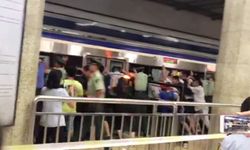 ระทึกขวัญผู้โดยสารจีนติดซอกรถไฟฟ้าใต้ดิน ภาพฝูงชนช่วยดันรถ