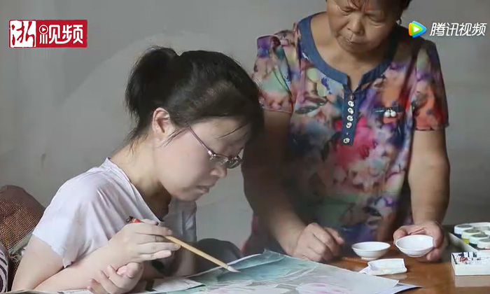 สาวจีนแม้ป่วยเป็นโรคกล้ามเนื้ออ่อนแรง แต่มีฝีมือวาดภาพสุดล้ำเลิศ
