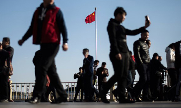 จีนแผลงฤทธิ์! ตร.เยอรมันตะครุบจับ ทำท่านาซีใจกลางเมือง