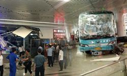 รถบัสจีนพุ่งทะลุเข้าตัวอาคาร ชนระนาวผู้โดยสารเจ็บ 5