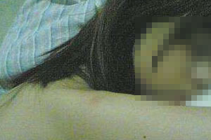 สลดแม่ให้จับนมลูกแลกเงิน