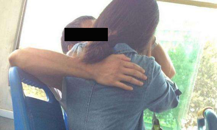คู่รักจูบกันบนรถเมล์เผลอกัดปากแตก กลับบอกให้คนขับรับผิดชอบ