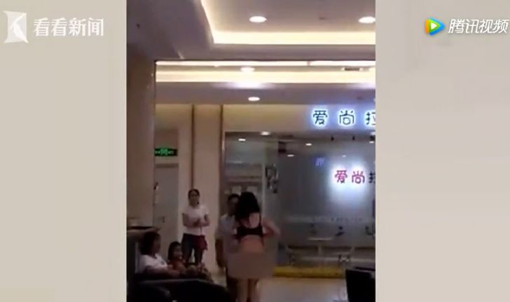 อึ้ง! หญิงจีนถอดเสื้อผ้าล่อนจ้อนกลางห้างฯ ฉุนสามีเก่าอ้างเป็นคนซื้อให้