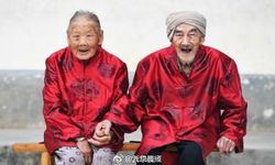 รักเราไม่เก่าเลย คู่รักคุณตาคุณยายชาวจีน อายุ 100 ปี