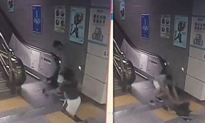 หวาดเสียว! สาวจีนเดินตกช่องพื้นในสถานีรถไฟใต้ดิน หายวับทั้งตัว