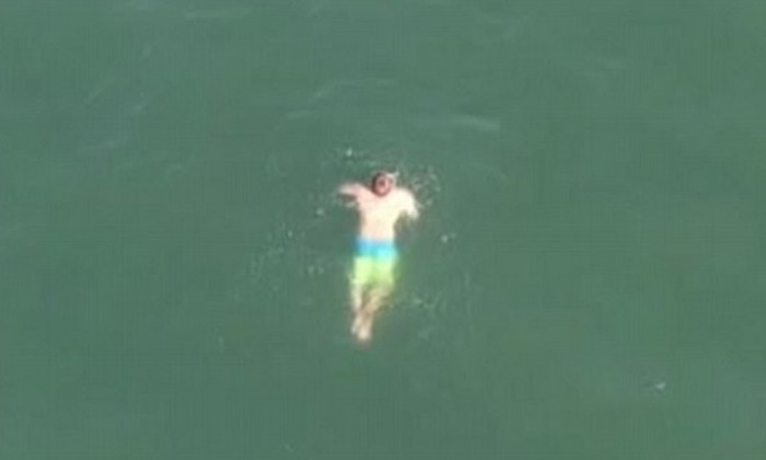 หนุ่มสหรัฐฯ กระโดดลงทะเลหนีตำรวจ แทบช็อกเจอฉลามว่ายน้ำตาม!
