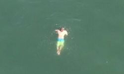 หนุ่มสหรัฐฯ กระโดดลงทะเลหนีตำรวจ แทบช็อกเจอฉลามว่ายน้ำตาม!