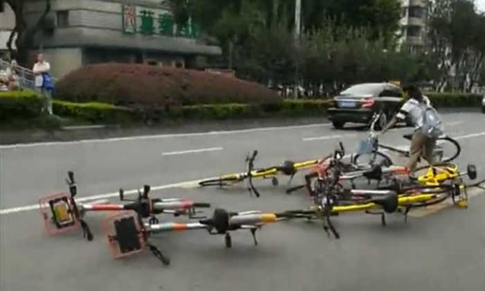 หญิงจีนไม่พอใจ จักรยานแชร์ใช้ขวางทาง จูงไปวางทิ้งกลางถนน