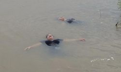 2 สาวใหญ่อ่างทองลอยตัวในน้ำได้อย่างน่าอัศจรรย์