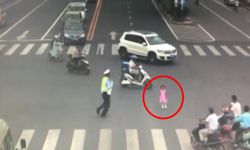 ตำรวจจีนวิ่งคว้าตัวเด็กหญิง 3 ขวบ หลังวิ่งหาแม่อยู่กลางถนน