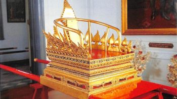 พระเสลี่ยงกลีบบัว