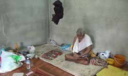 ตาวัย 80 ปี ลื่นล้มจนพิการ ถูกญาติหลอกพามาไว้ที่วัด อาศัยห้องเก็บของข้างเมรุ