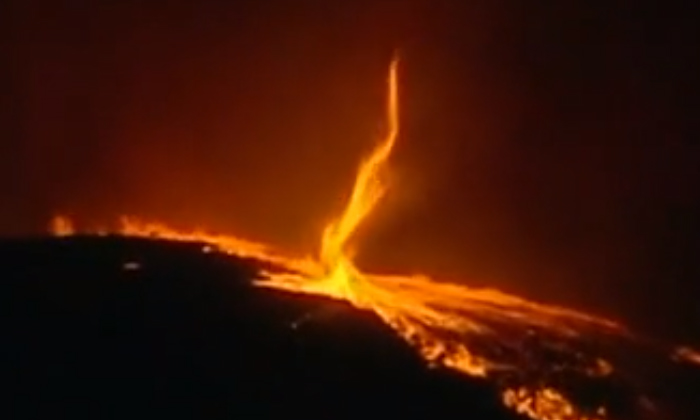 สะพรึง! ปรากฏการณ์ “ทอร์นาโดไฟ” ขณะเกิดไฟป่าที่โปรตุเกส