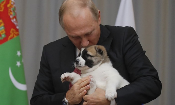 ผู้นำรัสเซียได้ลูกสุนัขเป็นของขวัญวันเกิด