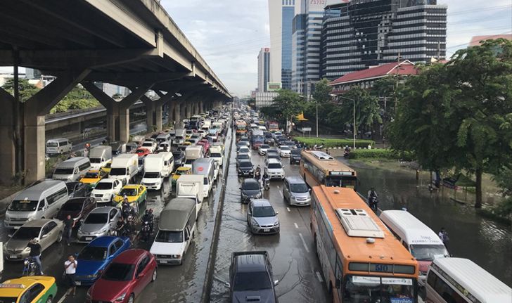 วิกฤต ฝนถล่มกรุงเทพฯ กลางดึก น้ำท่วมสูงหลายพื้นที่