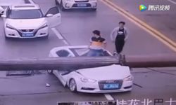สุดหวาดเสียว! หนุ่มจีนหวิดดับ เครนยักษ์ล้มทับเก๋งกลางถนน