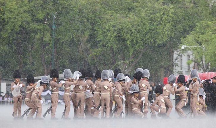 แชร์ภาพสุดประทับใจ กองทหารเกียรติยศฝึกซ้อมกลางสายฝน